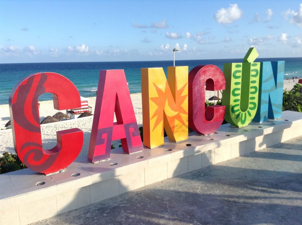 Líneas aéreas y hoteles de Cancún bajan sus precios hasta en un 70%