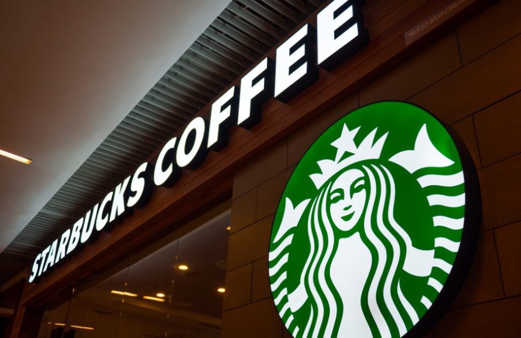 Grupo Alsea propone descansos de 30 días sin goce de sueldo, redes sociales llaman a boicotear Dominos Starbucks Burguer King entre otras