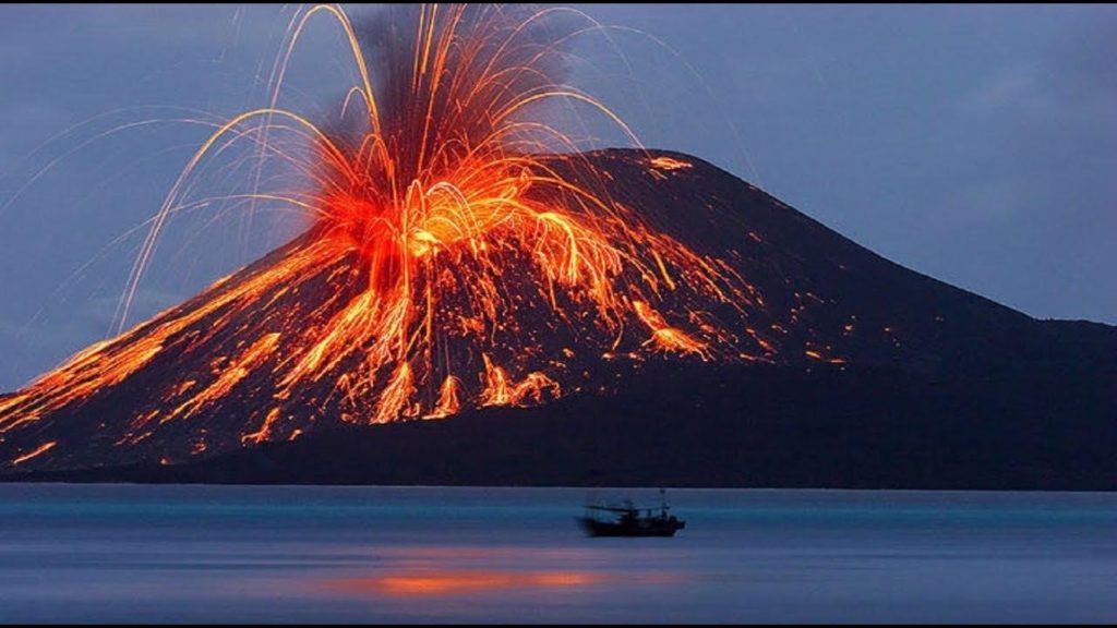 El volcán Krakatoa en Indonesia hace erupción (Vídeo)
