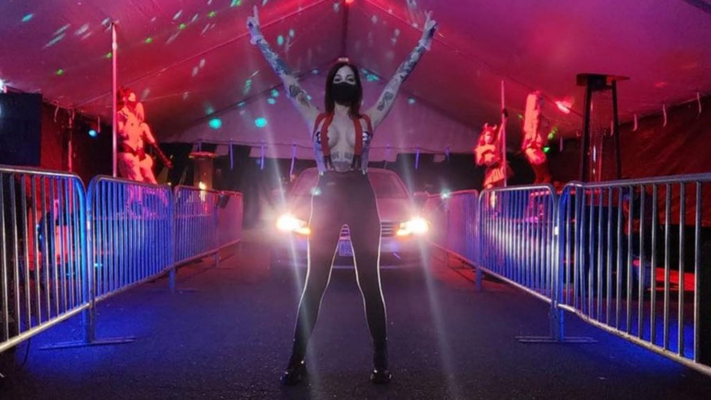 Club de striptease ofrece servicio ¡Drive Thru! con show en su estacionamiento