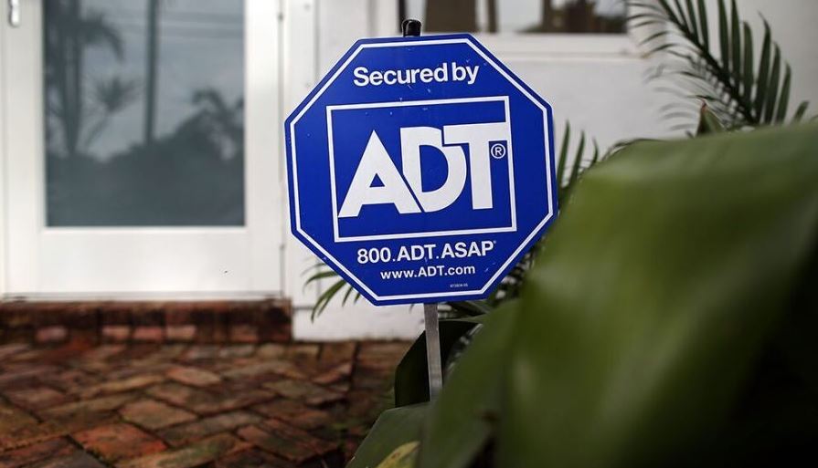 ¡Alarma! Trabajador de ADT es acusado de espiar personas, incluidos niños