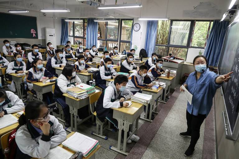 Alumnos chinos regresan a clases controlados por un brazalete que detecta contagios