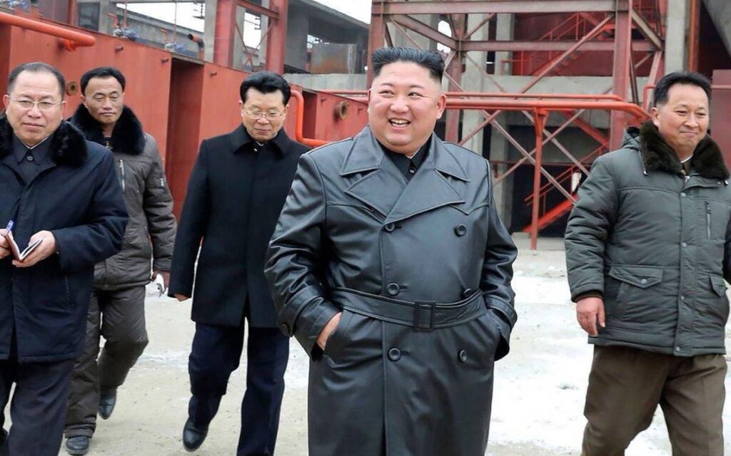 ¡No andaba muerto! Reaparece Kim Jong-Un en una fábrica de fertilizantes