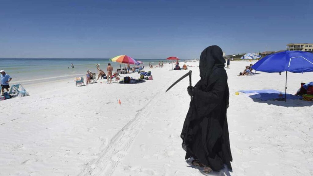 A quienes rompen el confinamiento, se les aparece ‘la muerte’ en las playas de Florida (Video)