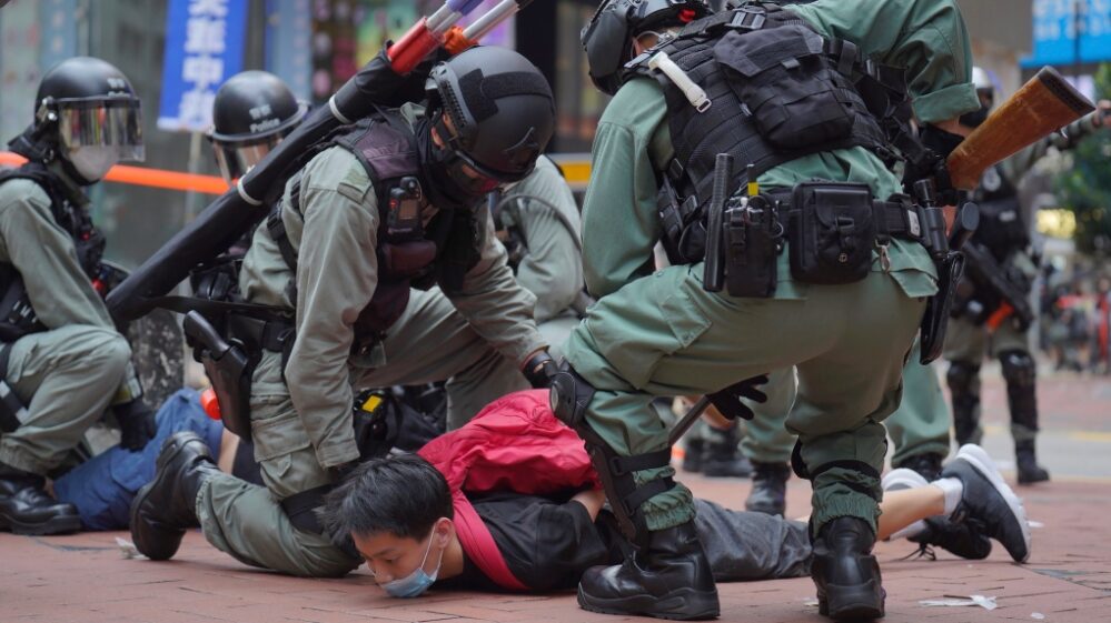 Reprime policía china a manifestantes contra la ley de seguridad nacional en Hong Kong