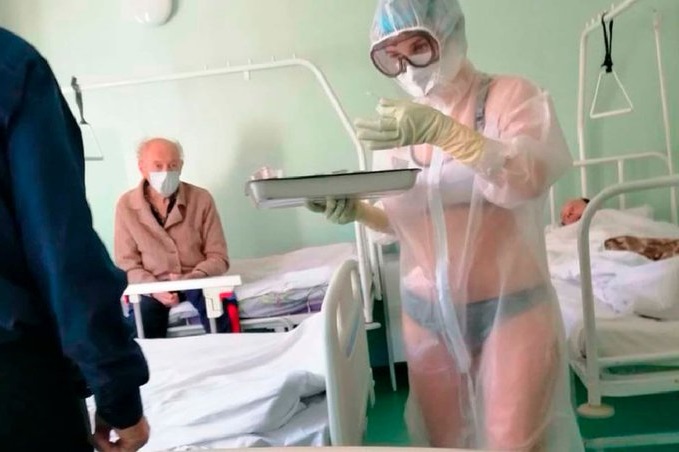 ¡Había calor! Enfermera rusa usa lencería bajo su traje de protección transparente y la sancionan