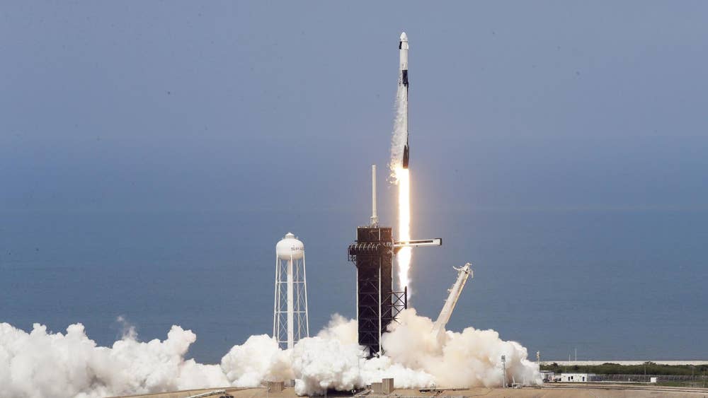 La NASA y SpaceX lanzan con éxito la Crew Dragon y llevan a la Estación Espacial a dos astronautas