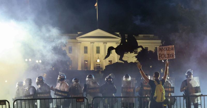 ¡Al búnker Trump! Tensión en La Casa Blanca que se apagó anoche en medio de protestas