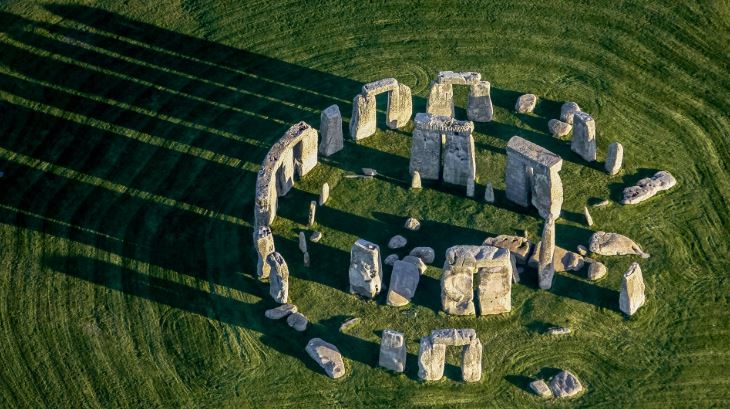 Arqueólogos descubren asombroso anillo gigante cerca de Stonehenge