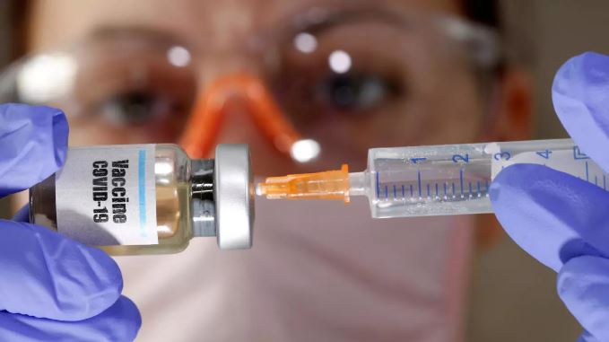No están aprobadas, pero Oxford University inicia producción de vacuna contra coronavirus