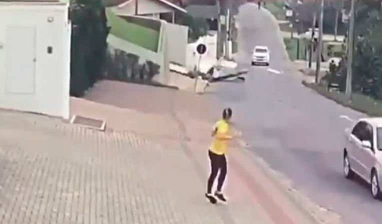 VIDEO Impactante: Avioneta se desploma en una transitada calle de Brasil