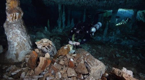 Hallan minas de ocre de 12 mil años de antigüedad en cenote de Quintana Roo