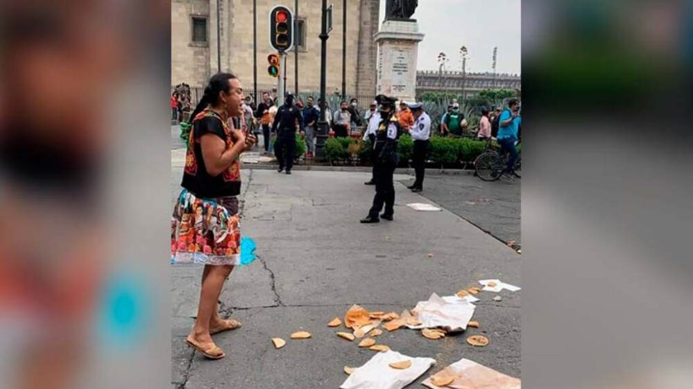 Policías de CDMX forcejean con Lady Tacos de Canasta y los taquitos terminaron en el suelo