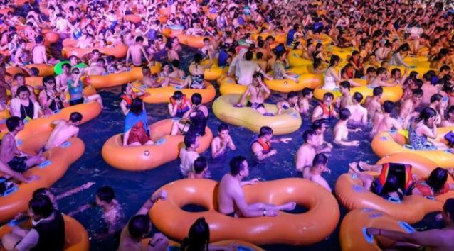 En VIDEO: Fiesta masiva en Wuhan sin cubrebocas ni distanciamiento social