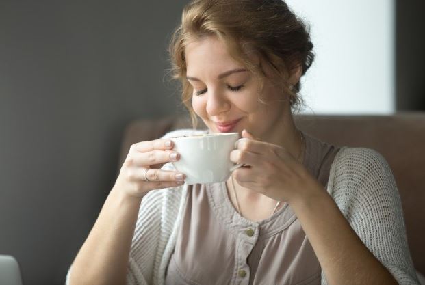 Mujeres que toman café y comen chocolate son más felices, lo dice la ciencia