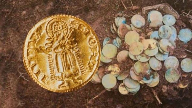 Caminaban por un bosque y encontraron cientos de monedas de oro y plata del siglo XIV