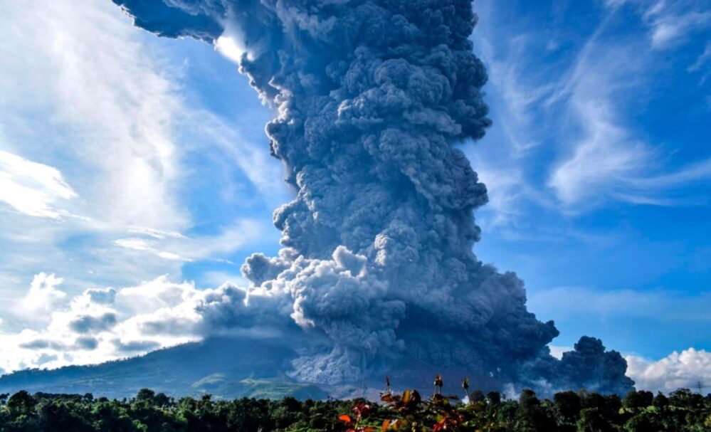 En VIDEO Volcán Sinabung, en Indonesia, entra en erupción