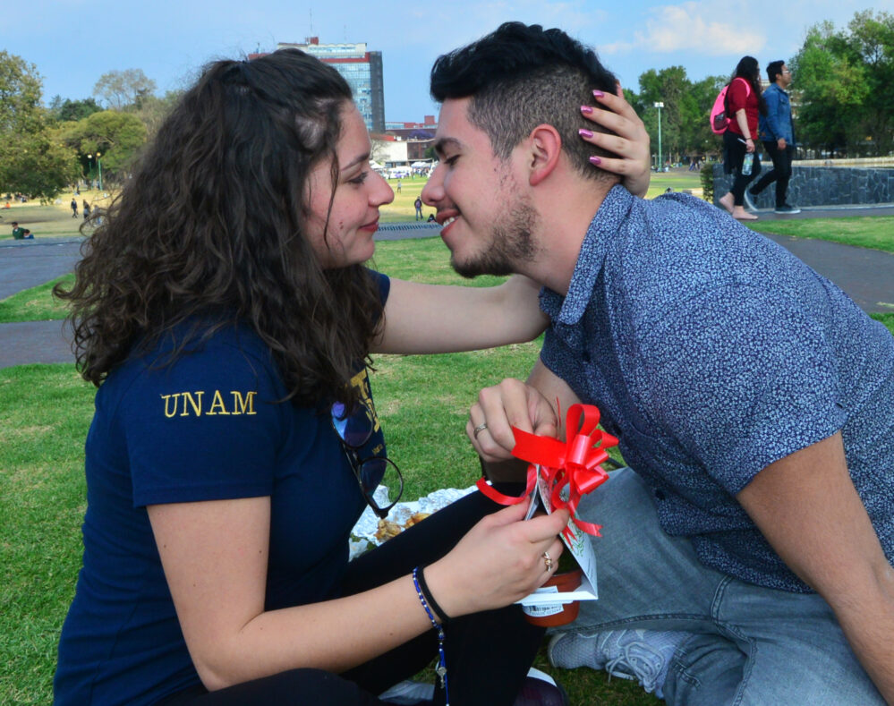 Estar enamorada o enamorado hace que resistas más al COVID: UNAM