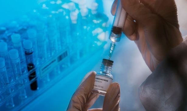 Segundo participante en pruebas de vacuna de AstraZeneca sufre trastorno neurológico
