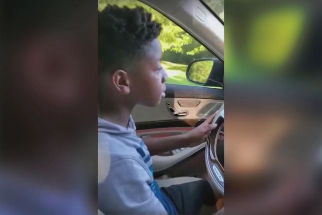 ¡Héroe! Niño de 11 años conduce auto para llevar a su abuelita al hospital