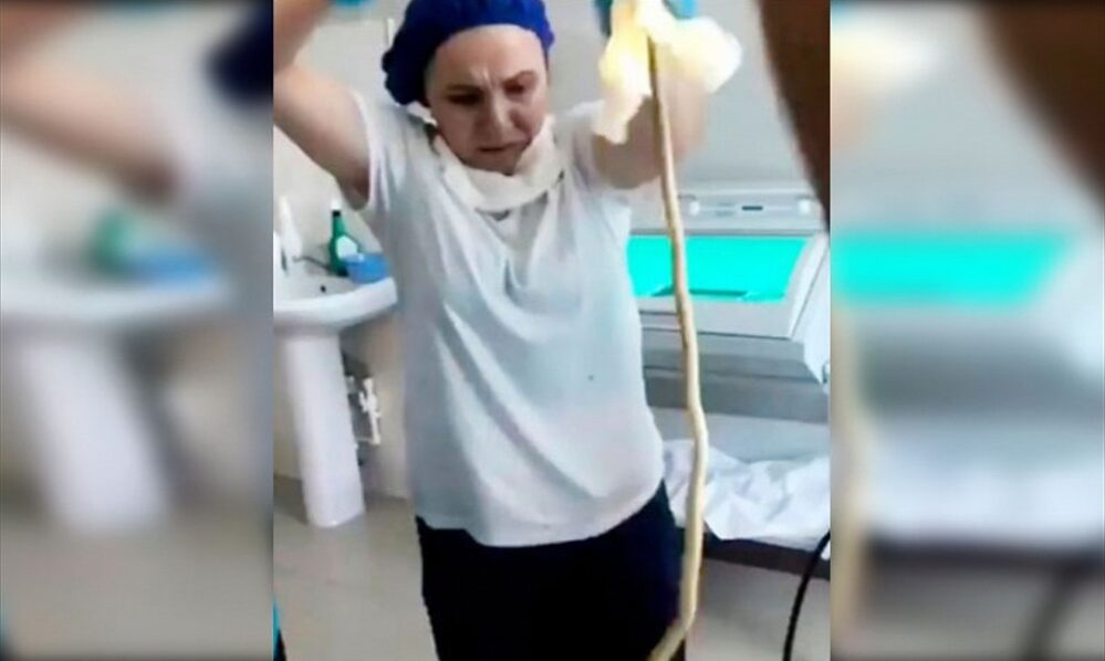 VIDEO: Mientras dormía una serpiente se le metió por la boca, tuvieron que operarla para sacarla