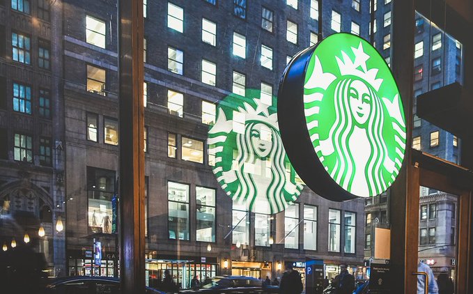 56 personas se contagian de Covid en un Starbucks