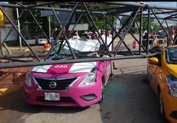¡Irresponsable constructora! Grúa cae sobre vehículos en obras de Distribuidor Vial en Villahermosa