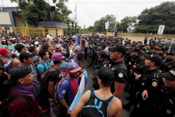 Guatemala disuelve caravana migrante y México endurece seguridad en frontera sur