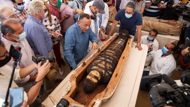 Egipto: Descubren 59 sarcófagos con momias intactas de 2,600 años de antigüedad
