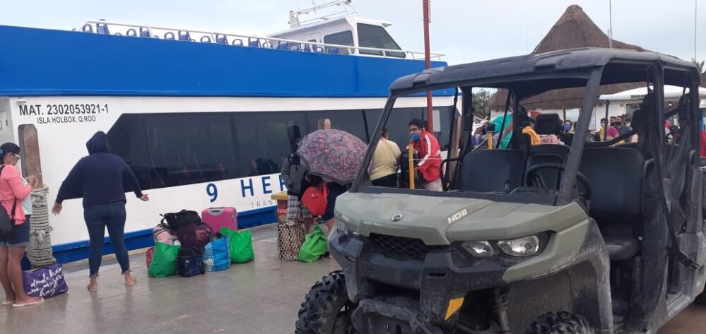 Ordenan evacuación de turistas en la Zona Hotelera de Cancún y en Holbox por huracán Delta