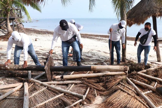 Por labores de limpieza, cierran playas de Cancún tras huracán Delta, abrirán gradualmente