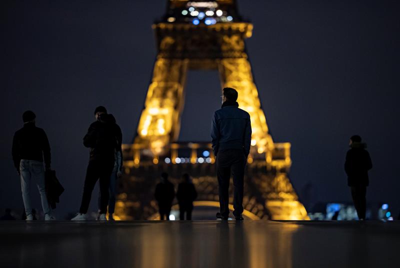 Covid: Francia decreta toque de queda en París, no ocurría desde la Segunda Guerra Mundial