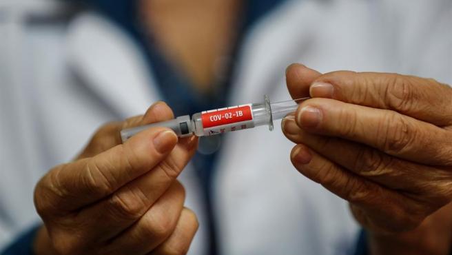 Fallece un voluntario de las pruebas de la vacuna contra el Covid de AstraZeneca