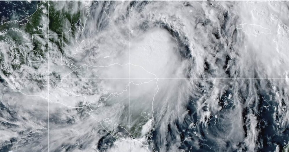 Avanza la tormenta Zeta y estiman que se convierta en huracán, Quintana Roo suspende actividades
