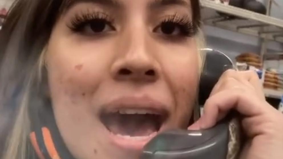 VIDEO: Al grito de «son racistas y pervertidos» renunció usando el megáfono en Wal-Mart