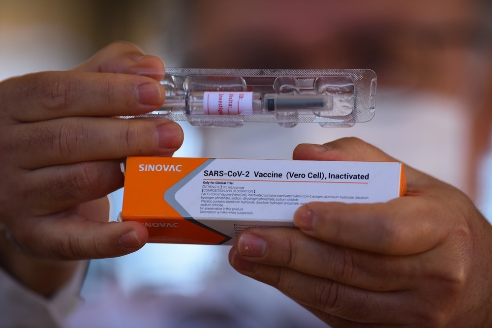 En Brasil detienen pruebas de vacuna contra Covid de Sinovac por «grave incidente adverso»