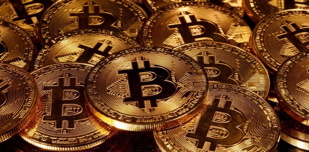 Alcanza nuevo récord, Bitcoin está arriba de 25,000 dólares