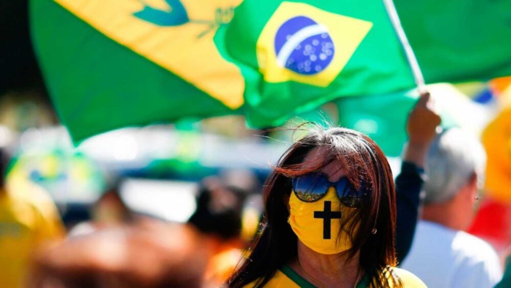 En confinamiento y con casi 200,000 muertos por COVID, Brasil cierra el 2020