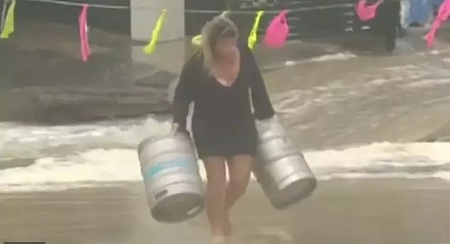 ¡Con la cerveza no! Una mujer arriesga la vida por rescatar dos barriles en plena inundación