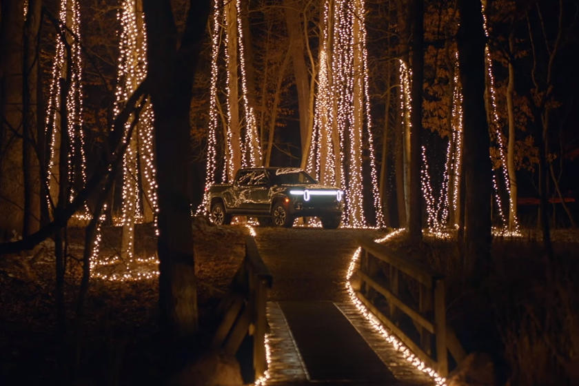 VIDEO: La camioneta eléctrica Rivian R1T enciende 20,000 luces navideñas con un solo enchufe