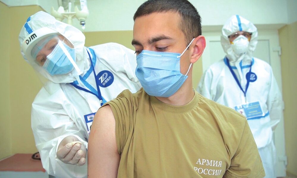 Covid: empieza campaña de vacunación en Rusia que registra nuevo récord de contagios