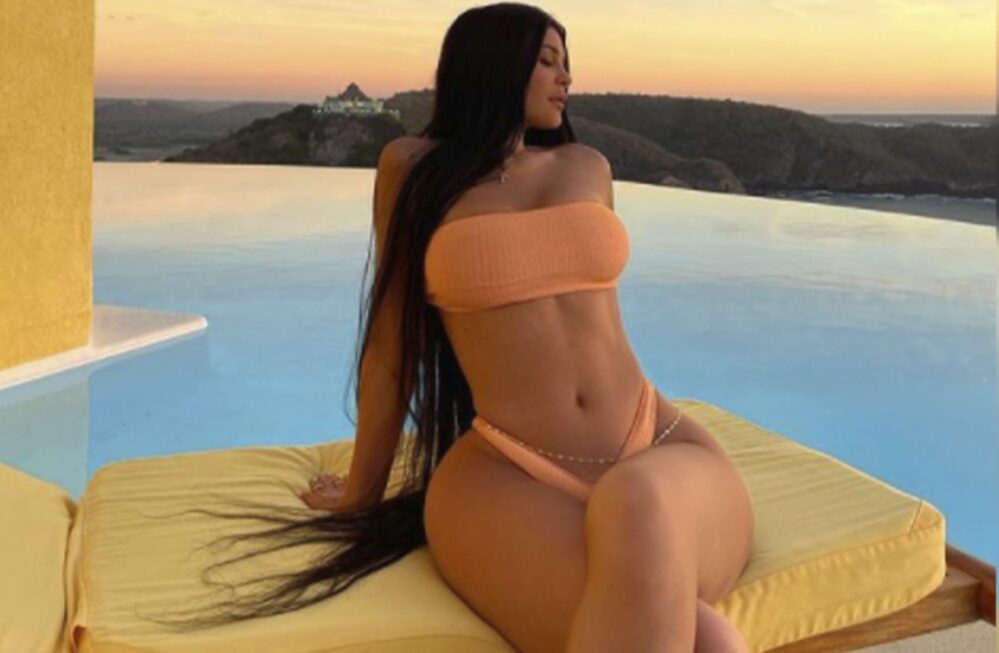 Kylie Jenner enciende las redes con diminuto bikini de vacaciones en México