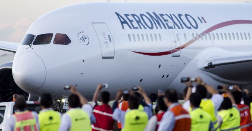 Pilotos y sobrecargos se bajan el salario para salvar a Aeromexico