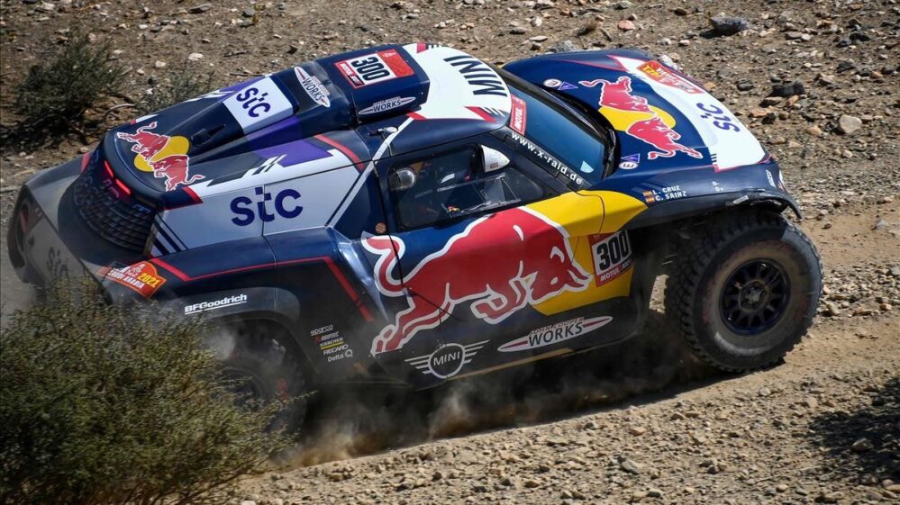 Remonta Carlos Sainz en el Rally Dakar y gana la primera etapa