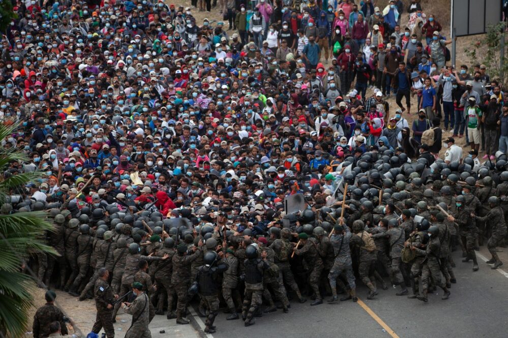 En Guatemala militares detienen caravana migrante que ingresó ilegalmente desde Honduras