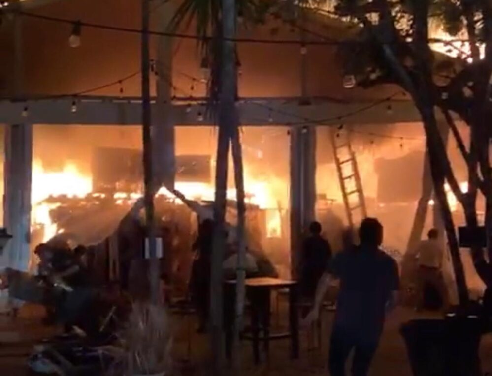 Incendio en el Jungle Market de Tulum, desalojan mil personas