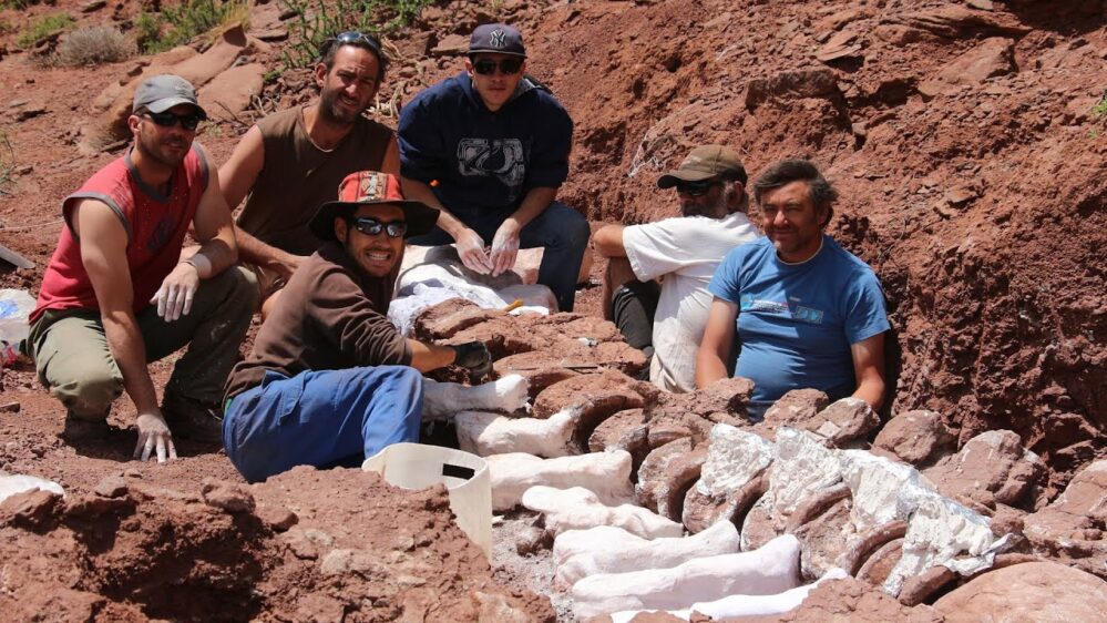 Patagotitan Mayorum: Fósil de dinosaurio hallado en Argentina sería el más grande del mundo
