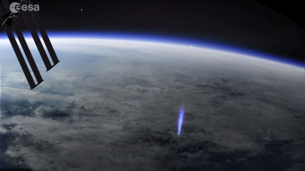 Detectan desde el espacio extraños rayos azules generados en la atmósfera de la Tierra