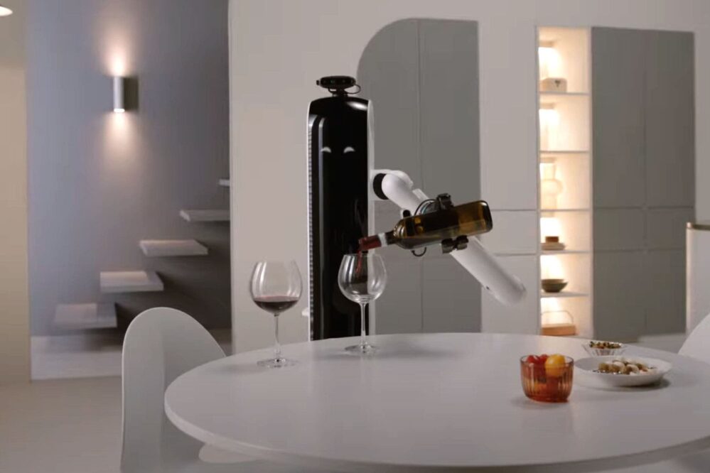 Bot Handy, el robot de Samsung que te ayuda en las labores del hogar ¡Hasta el vino te sirve!