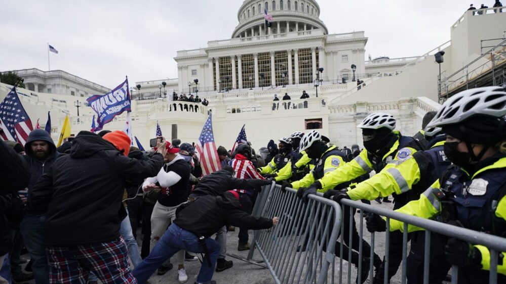 Seguidores de Trump irrumpen el Congreso y suspenden sesión para nombrar presidente a Biden